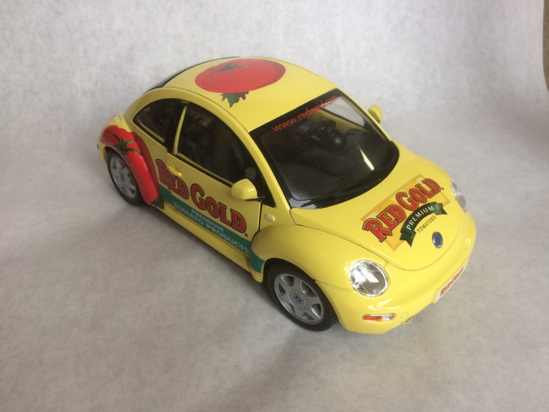Illustration for article titled RED GOLD VW New Beatle 1:18